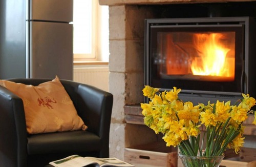 Mauves-sur-Huisne Cottage | Spacious Countryside Retreat with Modern Amenities, Games Area, and Wildlife Views