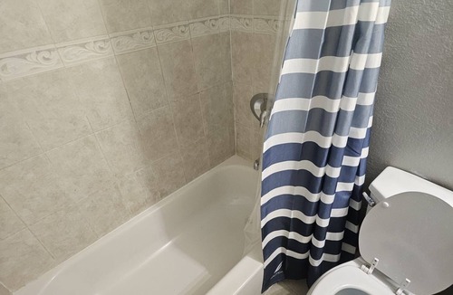 Fort Lauderdale House | Spacious Retreat- 10 mins to FLL Airport/beach