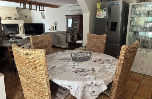 Sorgues House | Spacious villa with large air-conditioned pool courtyard electric gate
