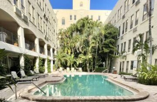 Palm Beach Condo | SpecialOffer/Pool/StepsToBeach/Dine/Beach2br