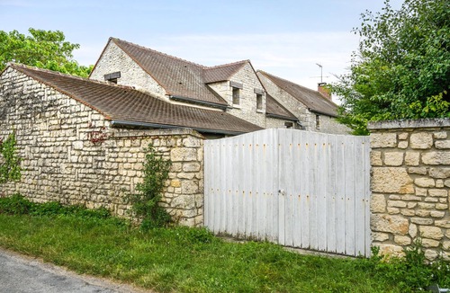 Sceaux-du-Gatinais House | Spend a relaxing vacation in this inviting vacation home with pool.