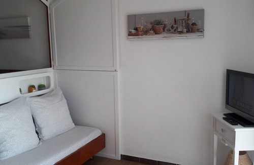 Hyeres Apartment | Studio 4 pers sea view, parking, wifi, air conditioning, household linen provided.