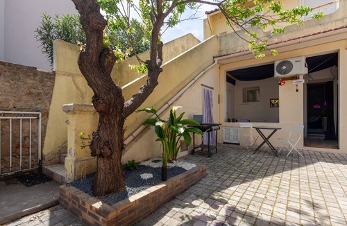 Le Mourillon Apartment | Studio Apartment "Love Room Avec Balnéo" with Whirlpool, Private Terrace & Wi-Fi