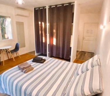 Irigny Apartment | Studio attenant à maison avec parking, jardin, piscine