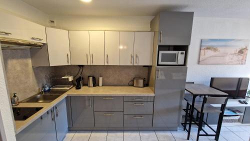 Cap d'Agde Apartment | Studio cabine climatisé et loggia au calme avec linge et parking inclus