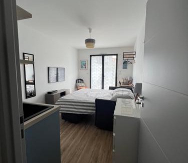 Angoulins Apartment | Studio tout confort climatisé avec jardinet, en centre bourg, proche plage, mer, La Rochelle et Chatelaillon