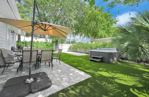 Northeast Miami House | Stylish 4B 3B with Jacuzzi near Wynwood and Beaches