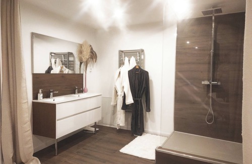 Saint-Joseph Bed & Breakfast | Suite, SPA Jacuzzi, Cinema & Karaoke - Romantic getaway or with friends!
