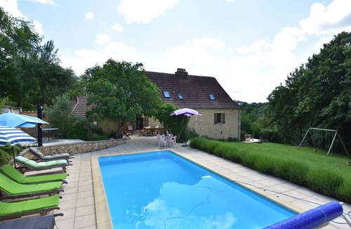 Montcabrier House | Superb Holiday Home in Busse with Swimming Pool
