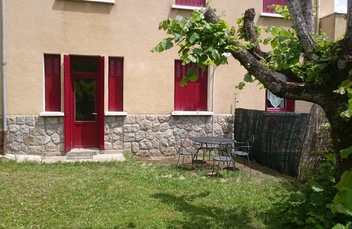 Ax-les-Thermes Apartment | T3 Ax center, garden, sleeps 6. 150m gondola