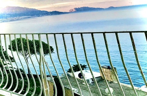Roucas-Blanc Apartment | The big VENTILATED blue (Corniche Roucas Blanc beach)