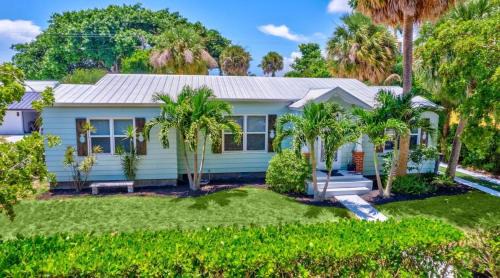 Northwood Shores Villa | The Palm Beach Deco Home Luxury MidCentury Retreat