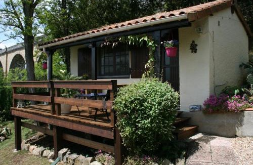 L'Isle-Jourdain Ski Chalet | The Petite Chalet Chambre d'hôtes