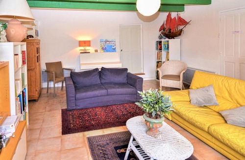 Violes House | This lovely vacation home with private pool and beautiful forest park is located in Violès, a charmi