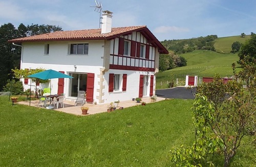 Ainhoa House | Traditional house on 1500 m2 between Ocean and Mountains (classified village)