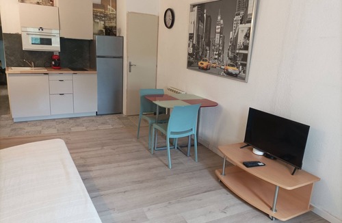 Pezenas Apartment | "Transversal 3" 1-bedroom apartment-Wifi-AC-Parking optional.