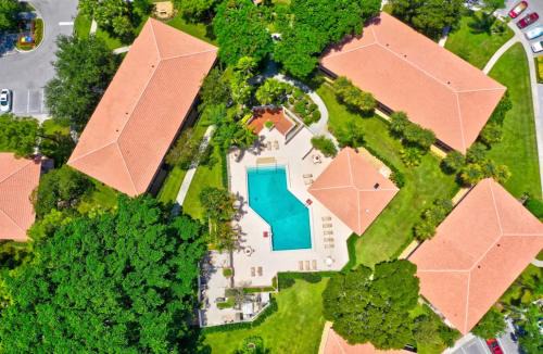 Hunt Club Apartment | Tropical Flamingo PGA Villa