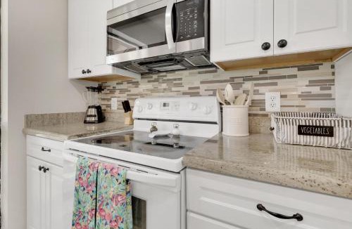 Hunt Club Apartment | Tropical Flamingo PGA Villa