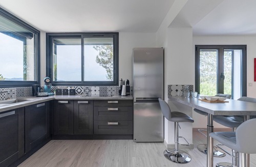Rousset Apartment | Upper Villa with Sainte Victoire Mountain View, Shared Terrace, and Wi-Fi