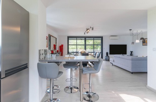 Rousset Apartment | Upper Villa with Sainte Victoire Mountain View, Shared Terrace, and Wi-Fi