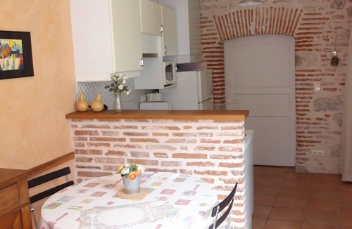 Cahors Old Town Cottage | Very quiet apartment with garden in medieval residence in the heart of town