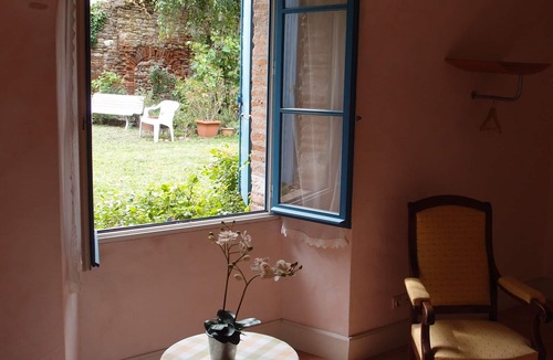 Cahors Old Town Cottage | Very quiet apartment with garden in medieval residence in the heart of town