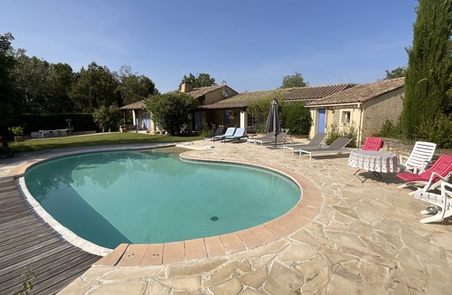 Pernes-les-Fontaines Villa | Villa 4 bedrooms with heated pool from 05 to 10. Rated 2 * by étoiles de France