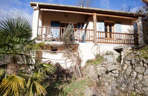 Vernoux-en-Vivarais Villa | Villa Domaine Liberté avec prairie et forêt au bord d'une rivière en Ardèche