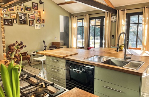 Gallargues-le-Montueux House | Villa Émilie with swimming pool and wooded park in the heart of the Village
