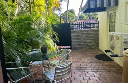 Golden Glades House | VILLA GUILLA