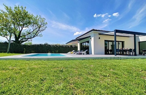 Cabannes Villa | Villa in Provence with private pool + terraces
