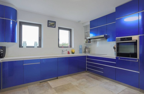 Locquirec Villa | Villa 'Ker Louise' with Sea View, Shared Terrace and Wi-Fi