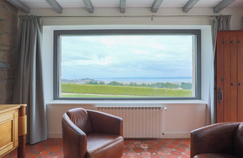 Locquirec Villa | Villa 'Ker Louise' with Sea View, Shared Terrace and Wi-Fi