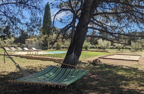 Eygalieres Villa | Villa Lou Cabanoun in Eygalières with view of the Alpilles mountains