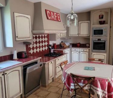 Albaron Villa | Villa provençale à Arles avec piscine privée et vue jardin.