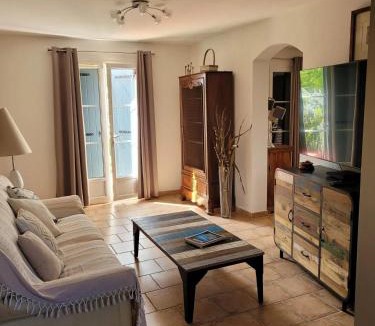 Albaron Villa | Villa provençale à Arles avec piscine privée et vue jardin.