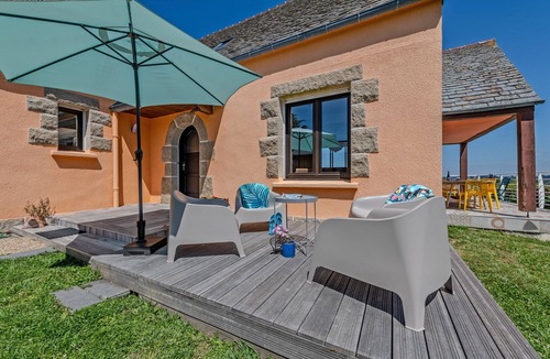 Locquirec Villa | Villa '- Vue Mer - 800m De La Plage' with Sea View, Private Terrace and Wi-Fi