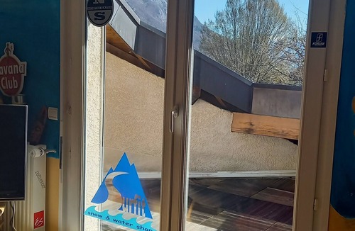 Annecy-le-Vieux Villa | Villa with swimming pool, south-facing enclosed garden and beautiful mountain view