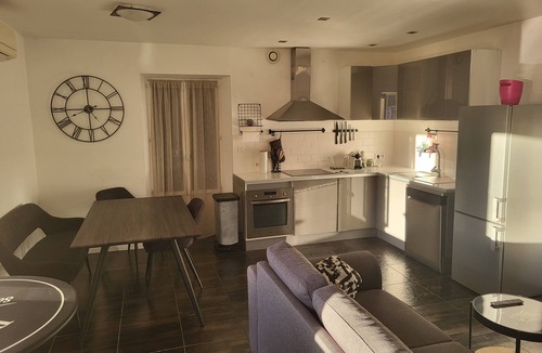 Saint-Chamas House | Village house opposite the port and 50 m. from the beach.