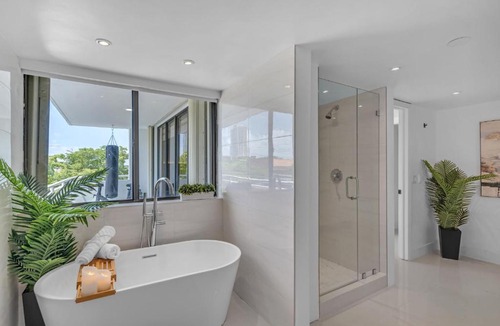 Hallandale Beach Apartment | Waterfront Luxe Condo - Close to beach