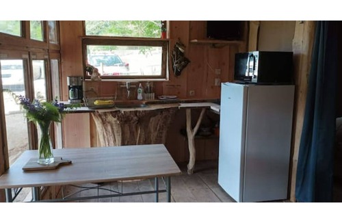 Saint-Eloy-les-Tuileries Cabin | Waterside cabin in the Corrézienne countryside