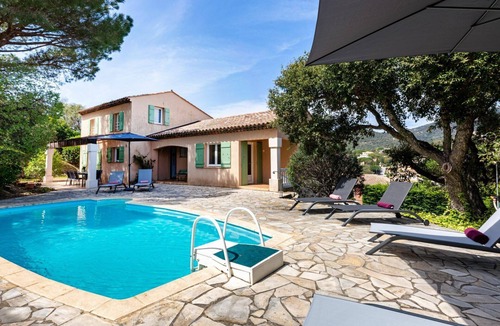 Plage de la Garonnette House | Wonderful private villa with WIFI, private pool, A/C, TV, terrace, pets allowed and panoramic view