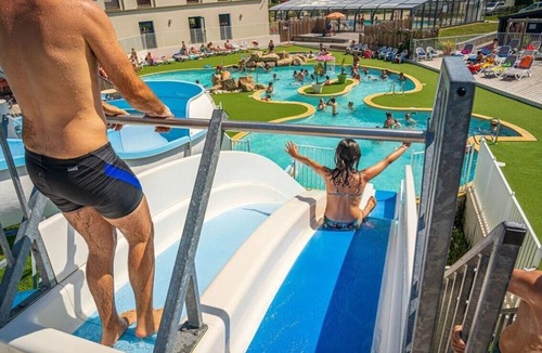 Ambon House | ZEcamping 4 étoiles familial parc aquatique pet friendly locatif TV