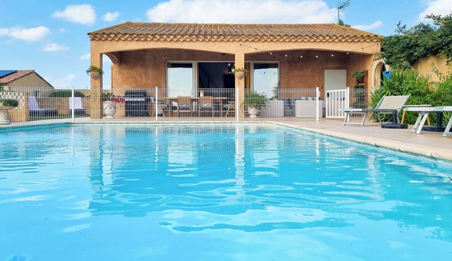 10 kms from Arles in the countryside, 2 double bedrooms + 3 beds, air-conditioned swimming pool.
