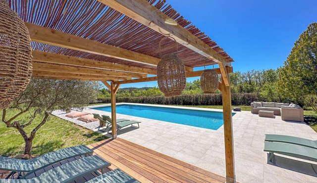 5 bedroom Mas, olive grove, heated pool 15 x 5m, air con, 5000m2 gardens