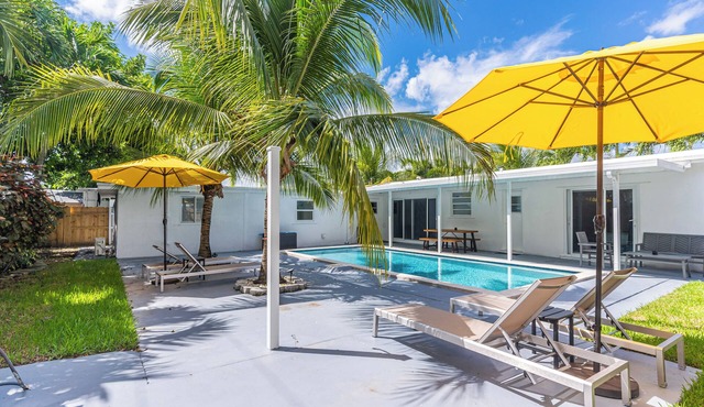 6 Bedroom Home w Pool - Ping pong & Outdoor Shower