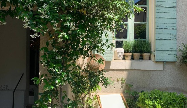 A/C charming Provencal Cottage in Center Village w/small Garden & PARKING!