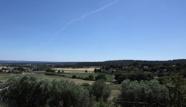 Air-conditioned Provençal villa in a quiet location with magnificent views.