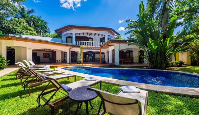Beachfront 10BR Luxury Villa in Tamarindo – Walk to Town & Surf