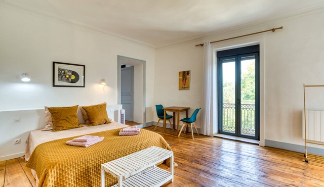 Bed and Breakfast 'Chambre' with Shared Pool, Shared Garden and Wi-Fi